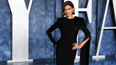 Визия на деня – пролетната Хейли Бийбър с почит към съпруга си