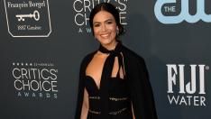 Рокли лято 2021 – Манди Мур със сатенено изкушение 