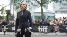 Кейт Бланшет със странен моден избор за червения килим