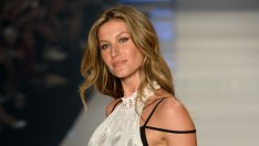 Жизел Бюндхен показва стегната фигура в къс топ и минипола