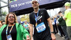 Аштън Къчър финишира на маратона в Ню Йорк, минавайки 42 км за под 4 часа!