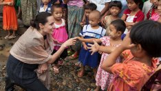 Анджелина Джоли влезе в Instagram с важна мисия