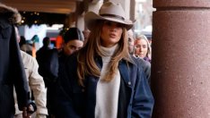 Секси каубойка – Дженифър Лопес позира само по бельо и ботуши