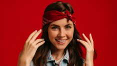 Ретро банданите за коса в стил 90-те се завръщат това лято