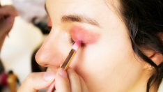 Червен околоочен грим – най-горещата тенденция за 2024