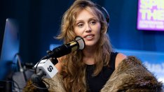 Като Мерилин – Майли Сайръс е неузнаваема с къса къдрава руса коса