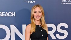 Зашеметяващата Скарлет Йохансон блести на червения килим на Newport Film Festival