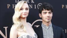 Софи Търнър и Джо Джонас с дарение за медици 