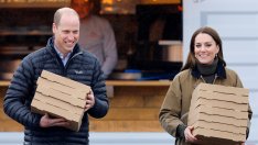 Дни преди коронацията принц Уилям и Кейт Мидълтън се превърнаха в разносвачи на пица