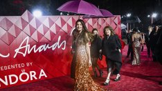 Готова за Коледа – златната Амал на червения килим