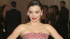 Миранда Кер се огъва като гимнастичка навръх рождения си ден 