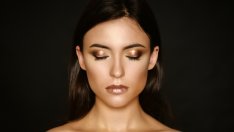 Ситен брокат по клепачите – идея за зимен грим