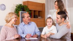 Зодиите, които позволяват на родителите си да влияят на връзката им с партньора