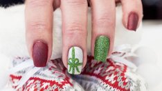 Коледен маникюр – празнична класика в червено и зелено