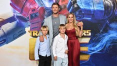 Синовете близнаци на Крис Хемсуърт и Елза Патаки имат нови диви прически