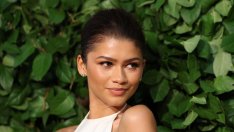 В Космоса – Зендая дебютира разрошено пикси и елфски уши в модна кампания