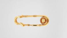 Безопасната игла на Versace като обеца