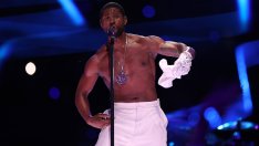 Наслада за очите и ушите – голият Ъшър ни върна в 90-те с шоуто си на Супербоул