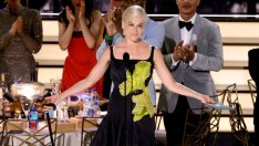 Промяна на модата – Селма Блеър позира с бастун за Vogue