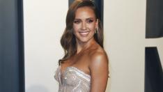 Летни прически – Джесика Алба с антицвят в косите 