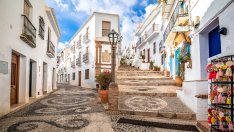 Вижте кое е най-красивото градче в Испания, където е заснет сериалът на Netflix „Два гроба“
