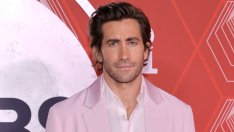 Джейк носи Prada: Джилинхол се премени в бледорозов смокинг на марката