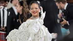 Бременната Риана се съблече по бельо за нова фотосесия