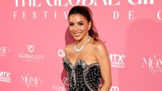 Вместо Венеция, Ева Лонгория избра Испания и показа секси розов бански на плажа