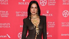 Дуа Липа се появи в сензационна визия от прозрачна черна мрежеста рокля