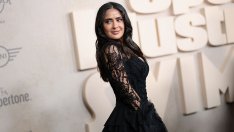 Напук на стандартите на красота - Салма Хайек показа извивки по бански