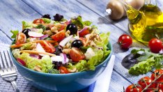 Бързо, лесно, вкусно &ndash; Лятна рецепта за селска салата със сезонни зеленчуци