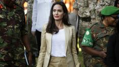 С дизайнерско Valentino до магазина: Анджелина Джоли знае как!