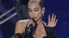 Лято 2021 - кои са любимите аксесоари на Дуа Липа?