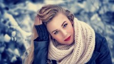 Меки като плюшено мече – Как да носим дебелите шалове, които ще ни топлят тази зима