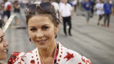 Катрин Зита-Джоунс върти обръч като гимнастичка