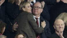 Принцеса Шарлийн и принц Албер с рядка проява на близост на публично място