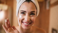 Трябва ли да овлажняваме лицето вечер