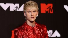 Скандалният Machine Gun Kelly разби бутилка в главата си