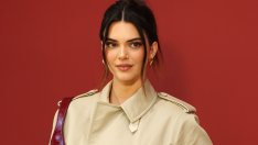 Анджелина, Кендъл, Роузи и други звезди, които ни вдъхновяват да носим тренчкот през есента