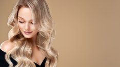 Цвят бадемово мляко – магията в косите за новия сезон