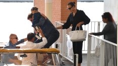 Нежност, любов и усмивки - Брадли Купър и Ирина Шейк обикалят Венеция с дъщеря си