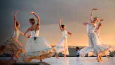 Изкуство по време на пандемия: Балетисти танцуват по празните улици на Великобритания