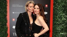 След разкритието, че е гей, София Буш направи дебют с приятелката си