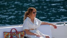 Лято 2021: Дженифър Лопес носи Слънцето със себе си