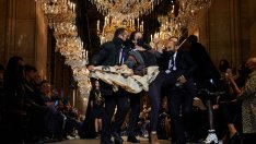 Протестиращ нахлу на дефилето на Louis Vuitton в Париж