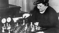 Историята на Вера Менчик – шахматистката, вдъхновила The Queen's Gambit