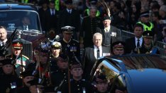 Нарекоха принц Андрю „Стар перверзник“ по време на погребалната процесия на майка му