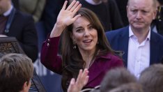 Плисирана рокля – Кейт Мидълтън с модел в бордо