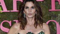 Синди Крауфорд споделя рецепта за домашен спрей за лице