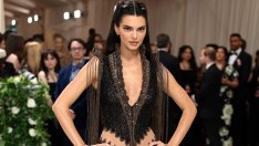 Не е първа - Кендъл Дженър облече рокля на Givenchy, носена  от Уинона Райдър през 1999-а